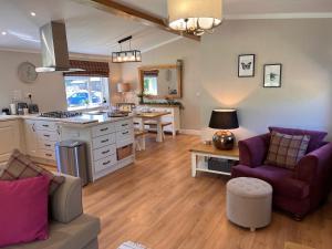 约克Hollicarrs - Dragonfly Lodge的厨房以及带沙发和桌子的客厅。