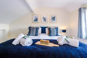 切斯特Charming 3-Bed cottage in Chester, ideal for Families & Workers, FREE Parking - Sleeps 7的一间卧室配有一张大床和毛巾