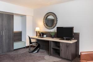 埃森埃森汉德尔斯霍夫精选酒店的客房设有一张带电脑和镜子的书桌