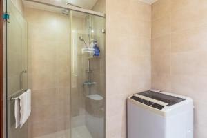 三亚三亚一克海酒店式公寓的带淋浴和洗衣机的浴室
