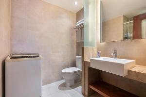三亚三亚一克海酒店式公寓的浴室配有白色水槽和卫生间。