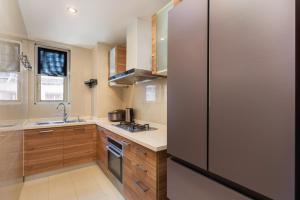 三亚三亚一克海酒店式公寓的厨房配有冰箱和水槽