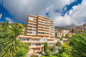 博索莱伊Baie de Monaco, Vue Mer, Terrasse, Parking Gratuit - AF的一座树木茂密的山丘上的大型公寓楼