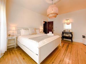希迪亚克Hotel du Vieux Port by Bower Boutique Hotels的卧室配有一张白色大床和一张书桌