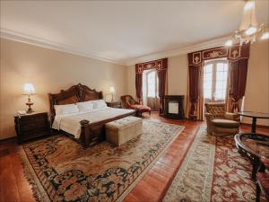 苏克雷圣玛丽亚皇家酒店的一间卧室设有一张床和一间客厅。