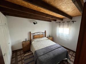 格拉纳迪利亚德亚沃纳Casa Luis Pico的一间卧室设有一张床和一个窗口