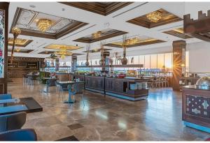 凯里尼亚Savoy Hotel Spa & Casino的餐厅设有酒吧和桌椅