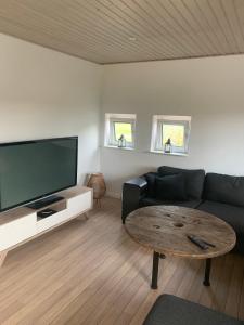 比伦德Casa Markskellet, Billund - hygge og leg for alle的带沙发和咖啡桌的客厅