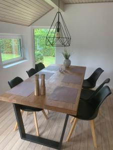 比伦德Casa Markskellet, Billund - hygge og leg for alle的一间带木桌和椅子的用餐室