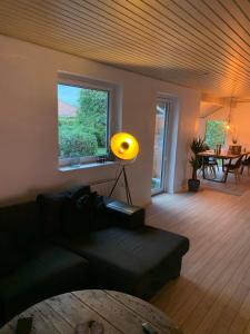 比伦德Casa Markskellet, Billund - hygge og leg for alle的带沙发和窗户的客厅