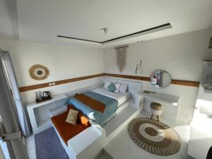 BaturajaHost @ Volcano的客房设有床、沙发和桌子。