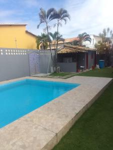 萨尔瓦多Casa em Village com piscina e perto da praia的房屋前的游泳池