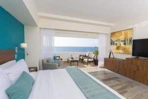 坎佩切Gamma Campeche Malecon的一间卧室配有一张床,享有海景