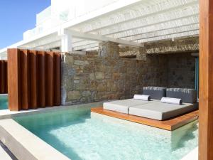 米克诺斯城Bill & Coo Mykonos -The Leading Hotels of the World的大楼内带两张床的游泳池