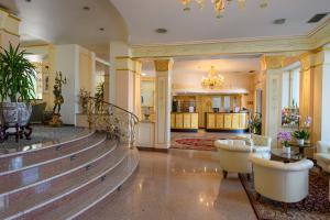 斯特雷萨阿索托丽亚酒店的设有一个配有楼梯的大堂和一间客厅。