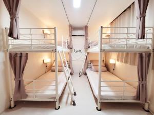 首尔YAB-GuestHouse, FemaleOnly, ForeignOnly的宿舍间内的两张双层床