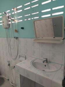 哈林海滩Charung Bungalows的浴室配有盥洗盆和带镜子的淋浴