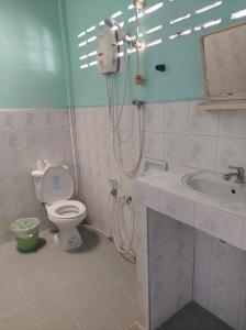 哈林海滩Charung Bungalows的带淋浴、卫生间和盥洗盆的浴室