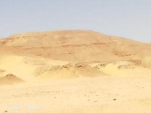 赫尔格达رحله تسوق الغردقه的沙漠中的一个沙丘