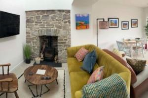 阿伯克拉夫River Cottage的带沙发和壁炉的客厅