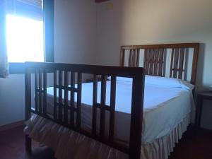 AvellanesEl Molí de Cal Pastisser的一间卧室配有一张木框床和窗户。