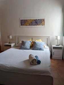 Puerto de la EstacaCasa Puerto de la Estaca的一间卧室配有一张带两盏灯的大型白色床。