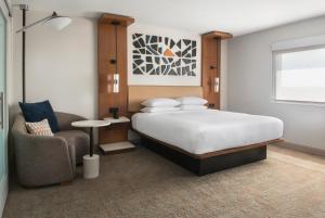 斯普林菲尔德塔楼广场斯普林菲尔德酒店的一间卧室配有一张床和一把椅子