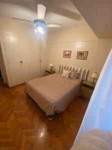 布宜诺斯艾利斯Mi primer logro的一间卧室配有一张床和吊扇