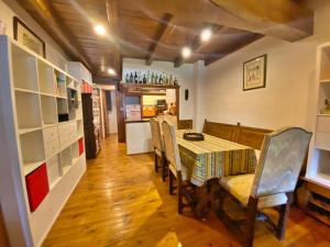 奥尔迪诺Pleta de Ordino 55 Casa Rústica hasta 6 personas的一间带桌椅的用餐室和一间厨房