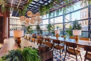 都柏林格林旅馆的大型客房配有桌椅和植物