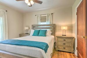 摩根敦Morgantown Home with Patio Near WVU Football!的一间卧室配有一张带蓝色枕头的床和吊扇