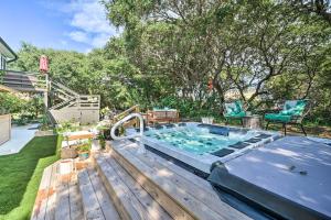 瑟夫城Topsail Beach Villa Outdoor Oasis with Hot Tub的庭院旁甲板上的游泳池