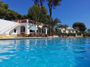 莫莱拉Villa Maria Beach Villa的一座房子前面的蓝色海水游泳池