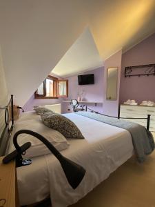 恩纳Demetra Residence的紫色墙壁内的一张大床