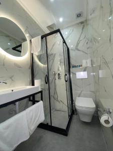伊斯坦布尔Santra Bosphorus Hotel的带淋浴和卫生间的浴室