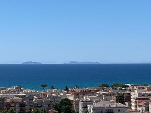 泰拉奇纳Minerva Lodge - Panoramico centro storico Terracina的一座有房子和海洋的城市