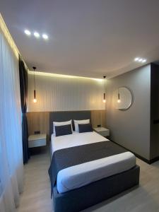 伊斯坦布尔Santra Bosphorus Hotel的一间卧室配有一张大床和镜子