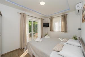 VrpoljeVilla San Antonio - Heated pool的一间卧室设有两张床和窗户。
