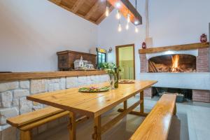 VrpoljeVilla San Antonio - Heated pool的一间带木桌和壁炉的用餐室