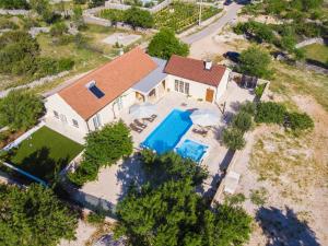 VrpoljeVilla San Antonio - Heated pool的享有带游泳池的别墅的顶部景致
