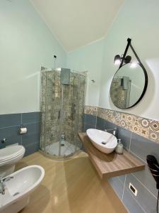 恩纳Demetra Residence的带淋浴、盥洗盆和镜子的浴室