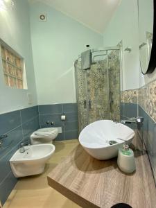 恩纳Demetra Residence的浴室设有2个卫生间、水槽和淋浴。