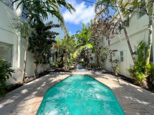 劳德代尔堡North Beach Hotel的棕榈树屋前的游泳池