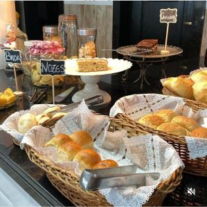 雷森迪AVENIDA HOTEL DE RESENDE的面包店,展示面包篮和糕点