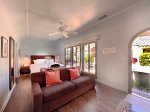圣巴巴拉卡萨德尔玛酒店的客厅在床前设有沙发