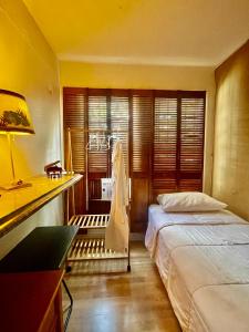迈阿密Habitación Céntrica calle 8 Miami的酒店客房配有两张床、一张书桌和一张书桌。
