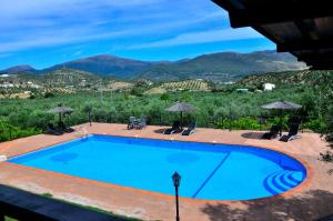 CarcabueyCasa Rural El Tejar Viejo的一座山地游泳池