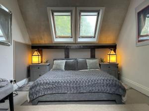 WinfortonStylish 2-bed cottage with secure parking的一间卧室设有一张大床和两个窗户