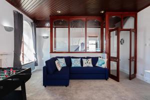 波特兰Cozy Cove Chapel的客厅配有蓝色的沙发和桌子