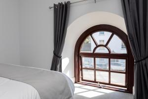 波特兰Cozy Cove Chapel的客房设有窗户、白色沙发和窗户。